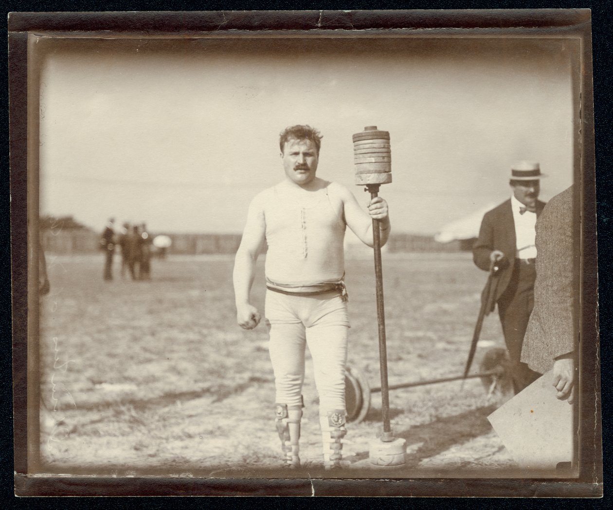 Fred Winters, konkurrent i vektstangkonkurransen ved OL i 1904 og poserte med vekter av Unknown