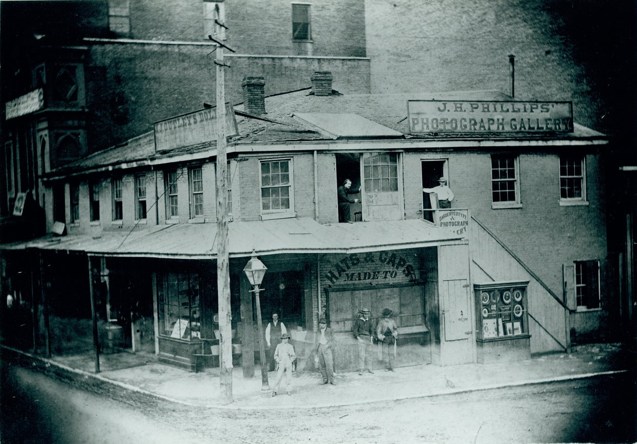 J.H. Phillips Daguerrean Gallery, sørvestlige hjørne av Third Street (Memorial Drive) og Washington Avenue av Unknown