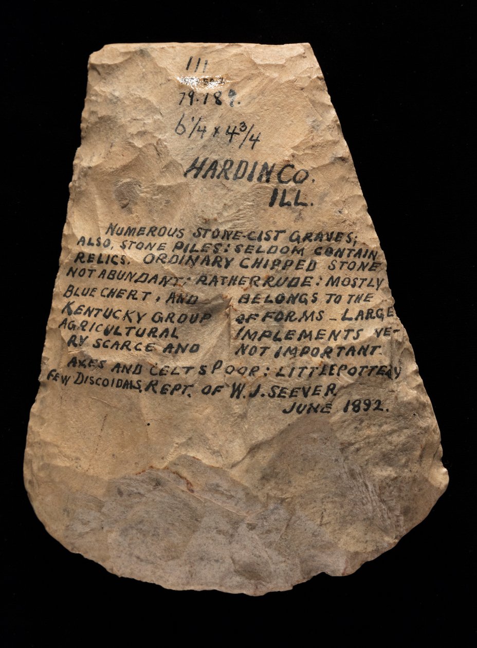 Mississippian blusset hakkeblad laget av Mill Creek chert. Denne artefakten ble samlet i Hardin County, Illinois av Unknown