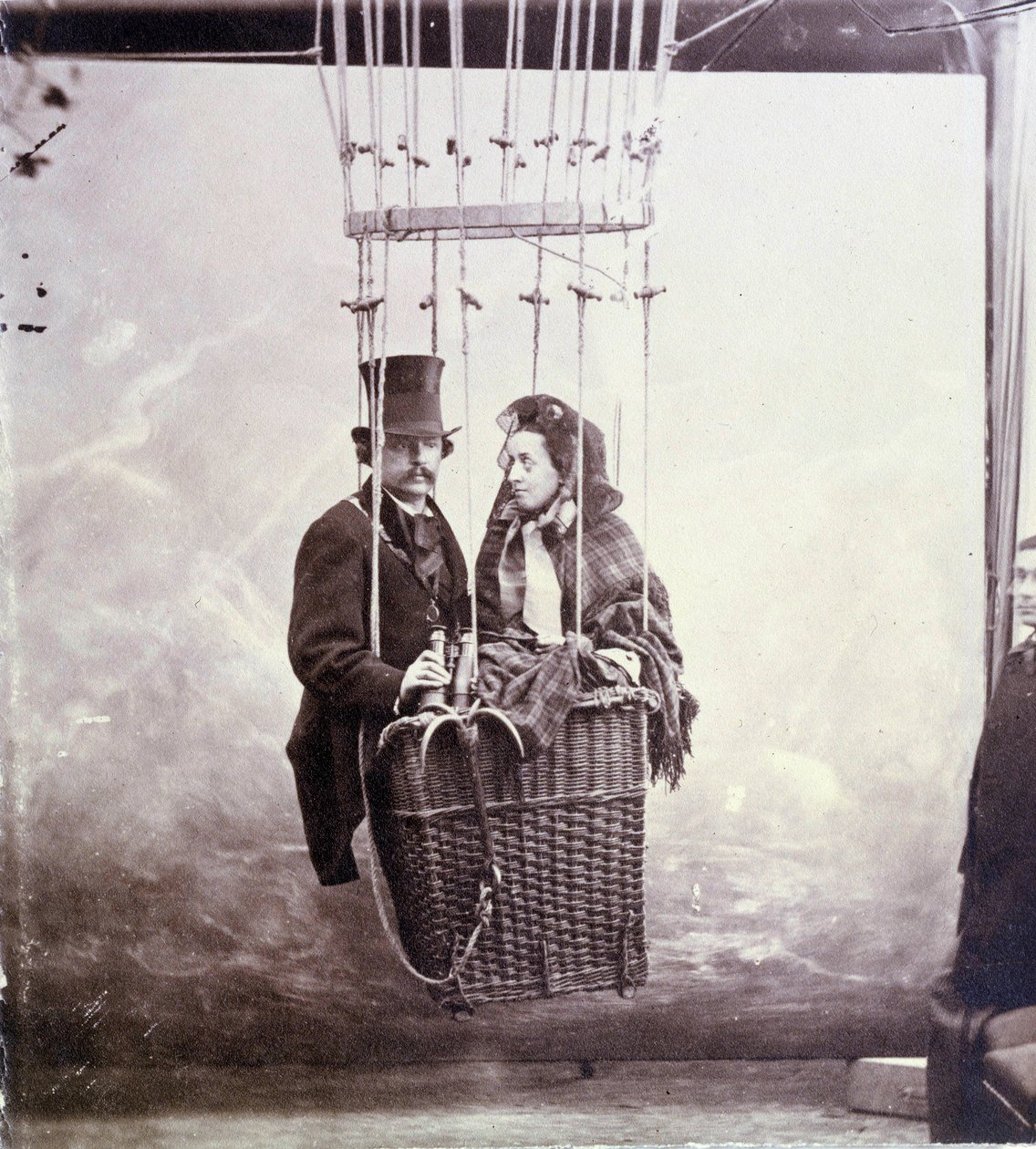 Fotografisk portrett av fotograf og aerostatpilot Felix Tournachon dit Nadar (1820-1910) og hans kone poserer i en ballongkurv av Nadar