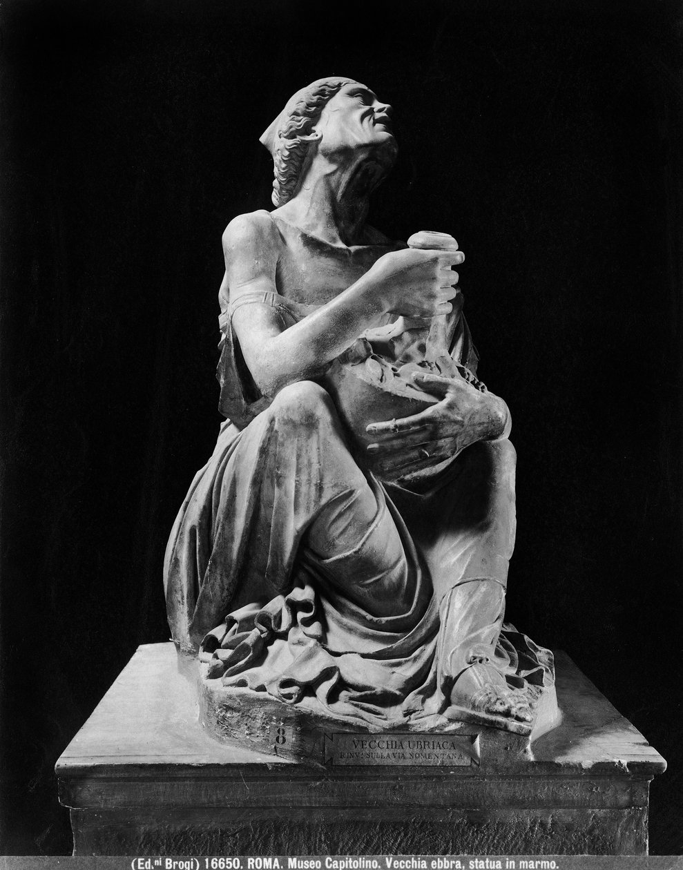 Statue av en gammel full kvinne som holder et vinskinn (marmor) av (after) Myron