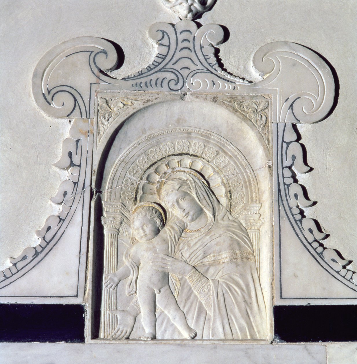 Bas-relieff av en Madonna og barn (marmor) av (attr. to) Donatello