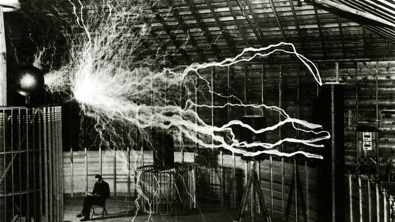 Et flereksponeringsbilde av Tesla med sin forstørrelsessender 1899 av Unknown