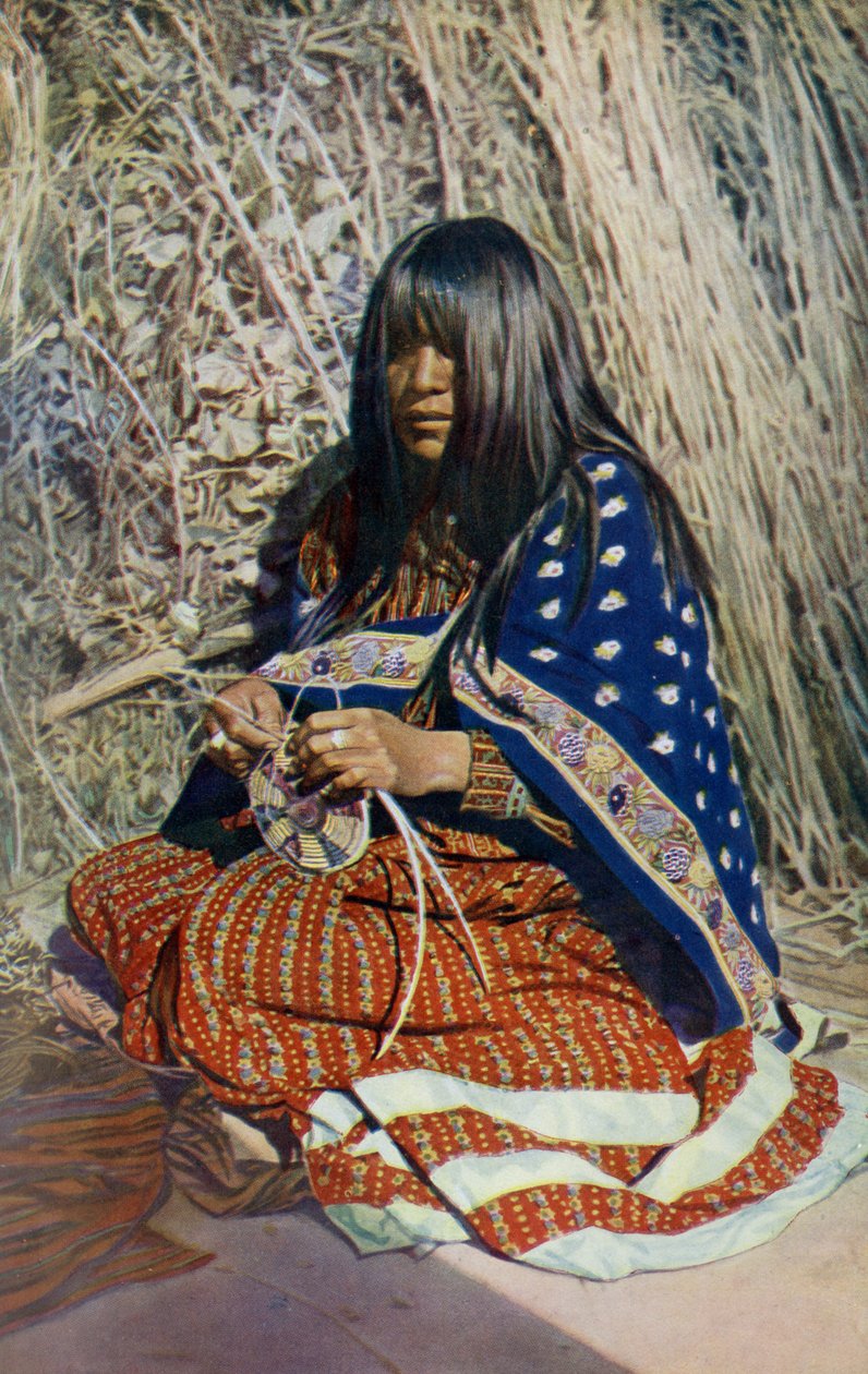 Arizona. De indiske stammene i Arizona er bevandret i nyttige kunster, og kurvemakeri, dyktig vevd og farget, er en populær feminin industri. 1920 av Unknown