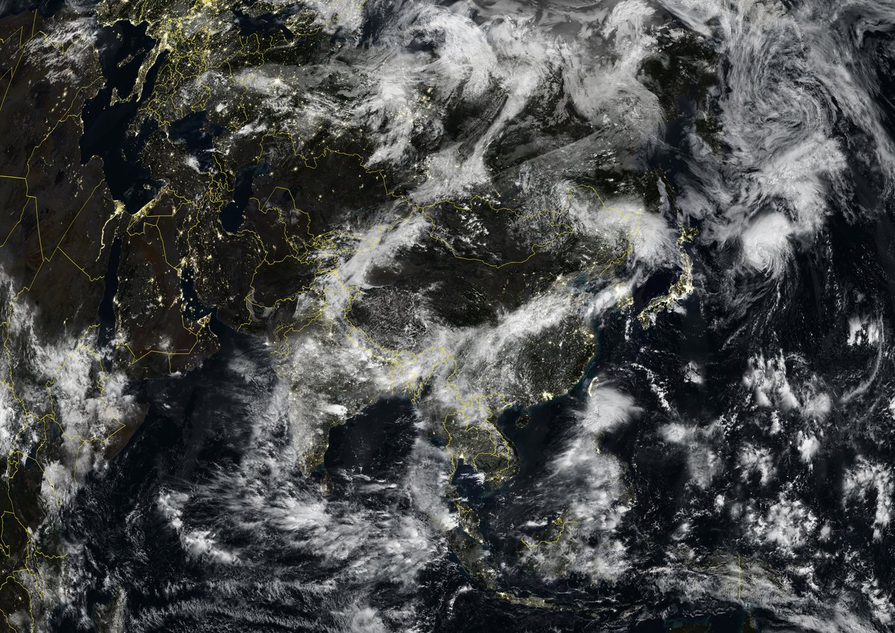 Asia om natten med landegrenser og skydekning, ekte fargesatellittbilde av Unknown