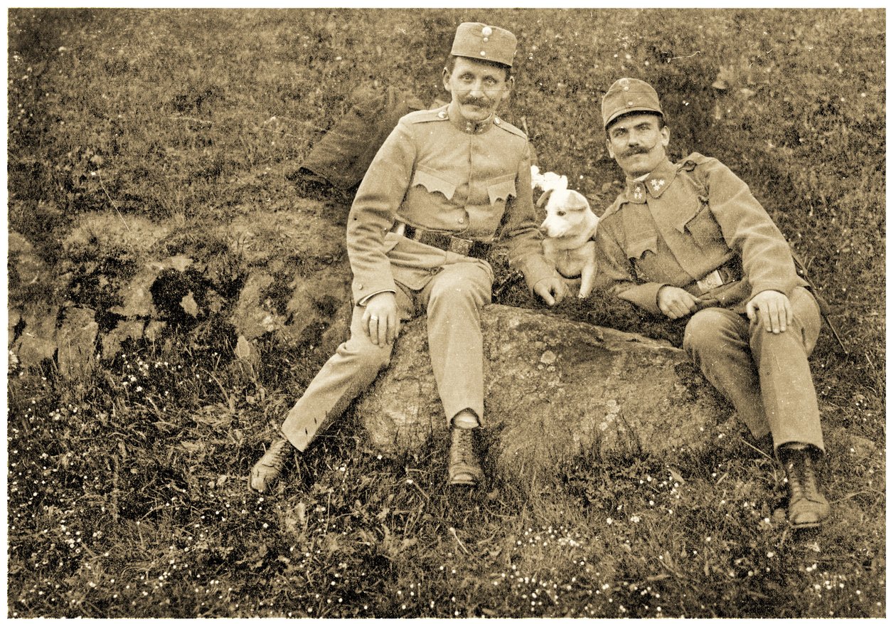 Østerrikske soldater med hund, 1914-18 av Unknown