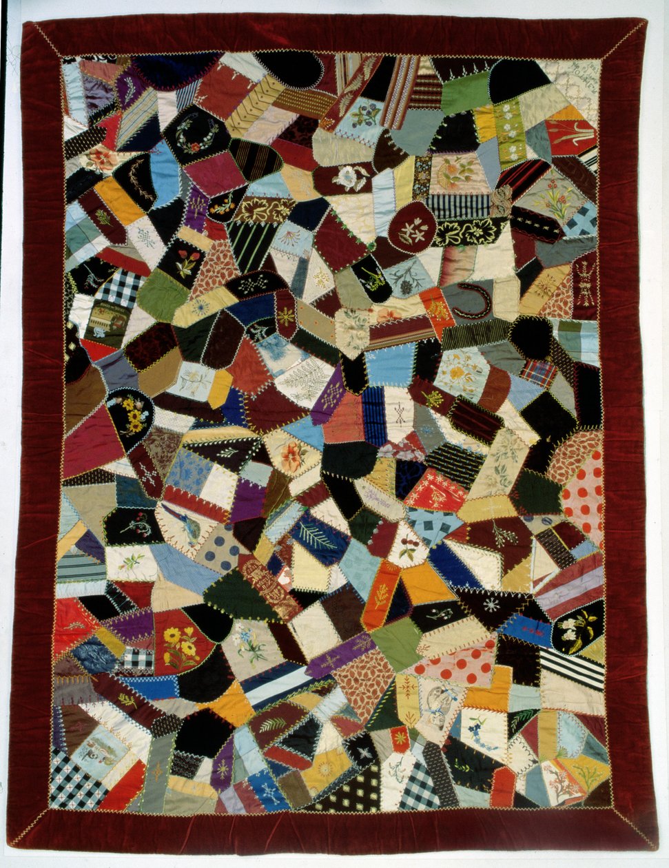 Crazy quilt med inskripsjonen Mother, 63 Years in one corner, 1887 (tekstil) av Unknown