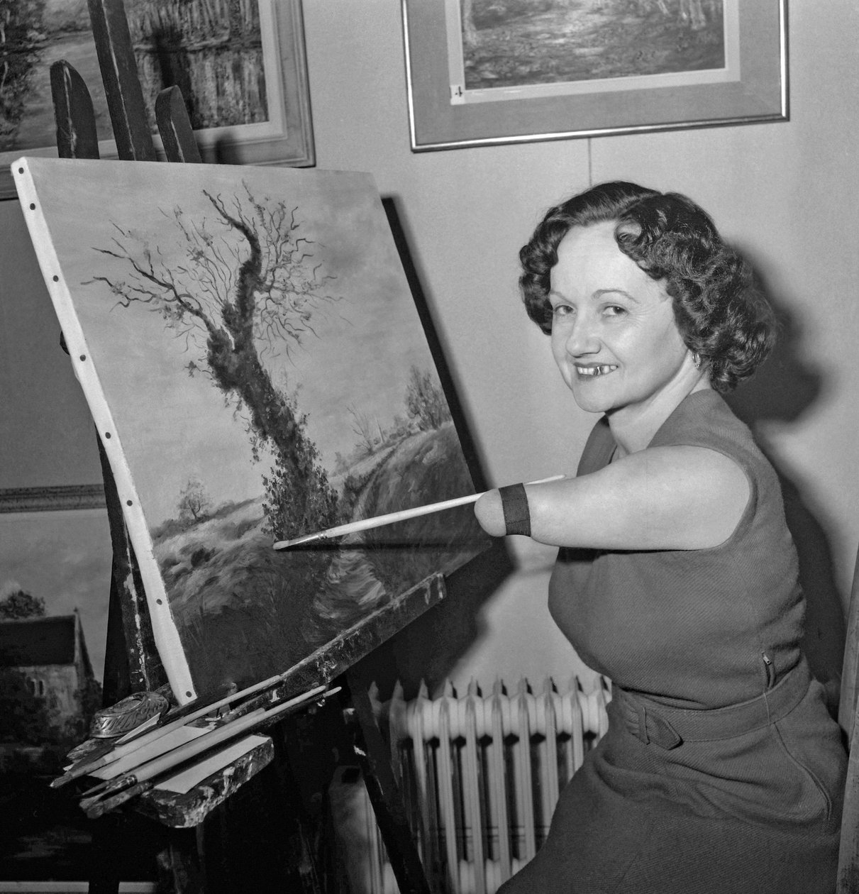 Denise Legrix, født uten ben eller underarm) maler et lerret, Paris, 21. november 1960 av Unknown