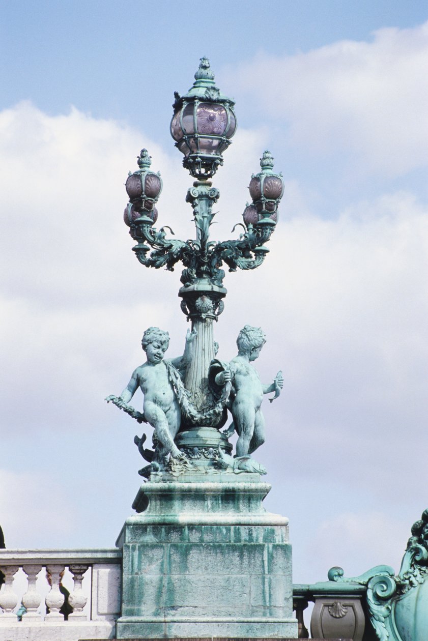 Frankrike, Paris, metallstatue av nakne barn på Pont Alexander III, dekorert lyktestolpe med skulpturer. av Unknown