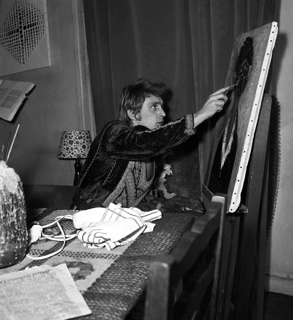 Den franske sangeren Christophe (Daniel Bevilacqua) maler et lerret hjemme, 18. november 1969 av Unknown