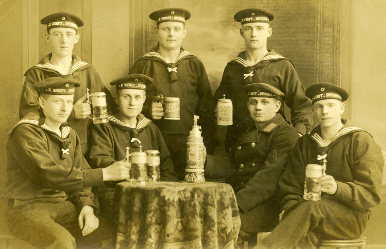 Tyske keiserlige marinesoldater fra første verdenskrig drikker øl, ca. 1914 av Unknown