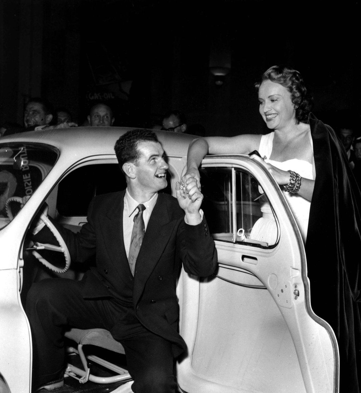 Ginette Leclerc Feminine Fremhevet av filmen Gassolje Felicite Jean Brouat Dans La Renault 4 Cv under en kveld på Salle Pleyel i anledning av filmen Gassolje den 13. oktober, av Unknown