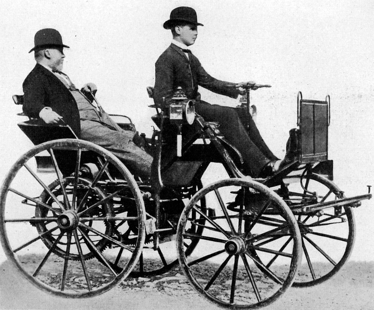 Gottlieb Daimler i sin bensindrevne bil, 1886 av Unknown
