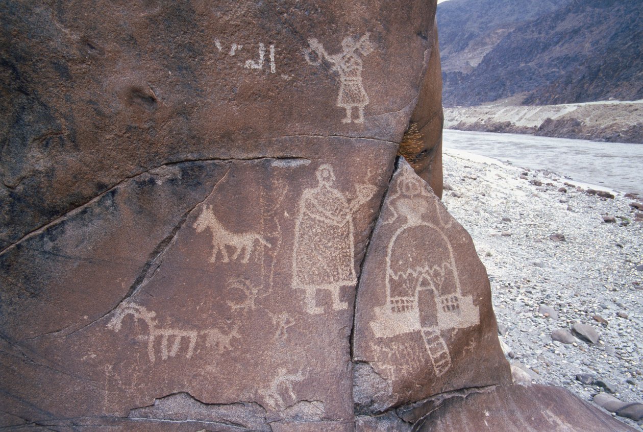 Bilder av dyr og menneskefigurer er blant de 30 000 helleristningene nær landsbyen Chilas i Karakoram-fjellkjeden nord i Pakistan. Indus-elven er også synlig som renner ved av Unknown