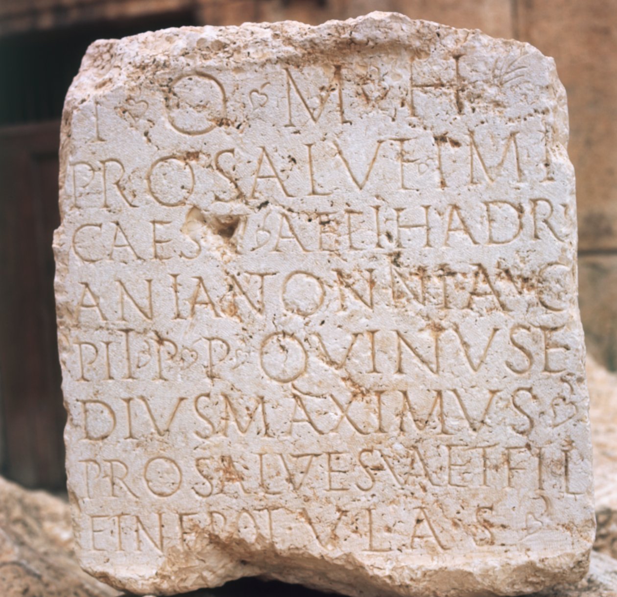 Libanon, Baalbek, Great Court, stein innskrevet med dedikasjon til Hadrian, 2. århundre e.Kr. av Unknown