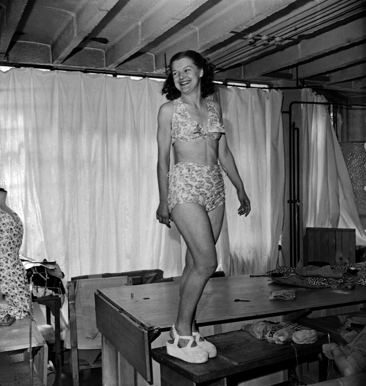 Lage klær (her badedrakt) med flylerret, Paris, C. 1947 av Unknown