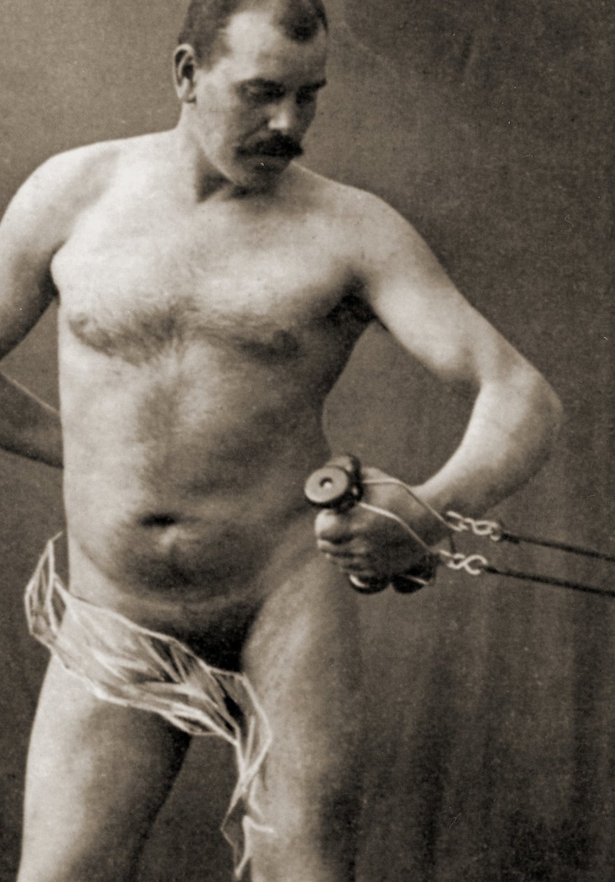Naken mann som holder håndtaket på en kabelmaskin, ca. 1910 (sepia-bilde) av Unknown