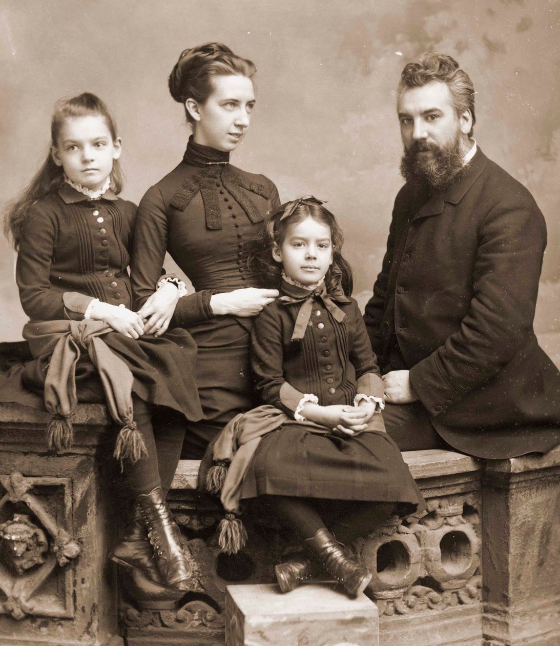 Portrett av Alexander Graham Bell, hans kone Mabel Gardiner Hubbard og deres døtre Elsie og Marian ca. 1885rn av Unknown