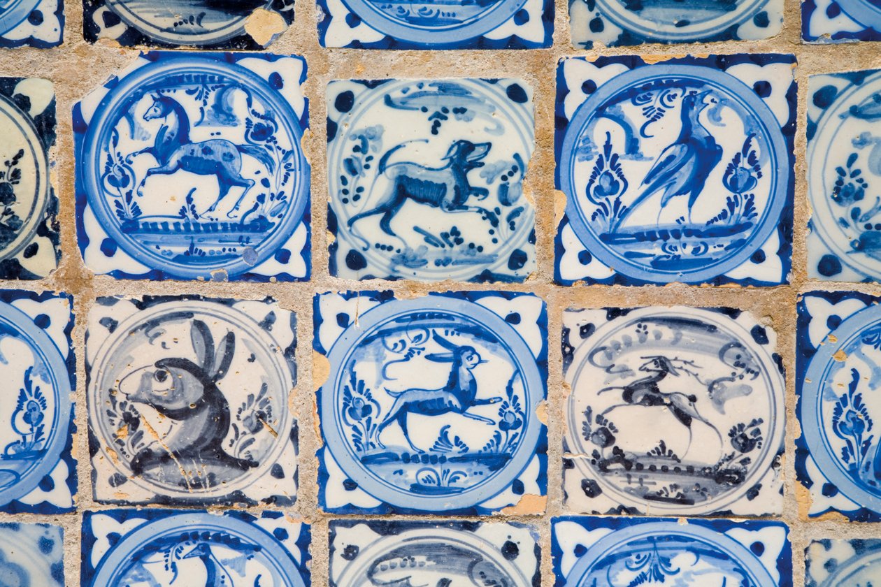 Ekte Alcazar, Keramiske fliser med dyre- og fuglefigurer, Sevilla, Spania av Unknown