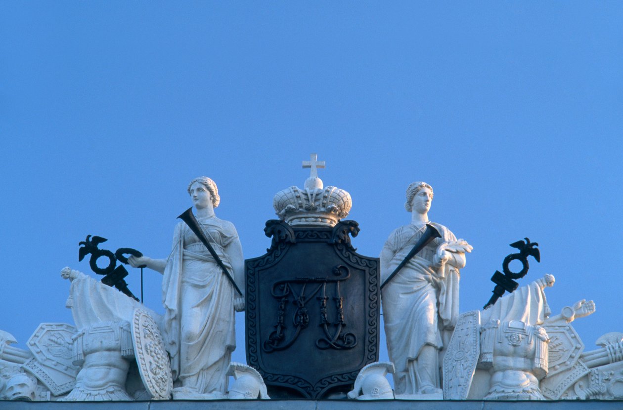 Russland, St. Petersburg, Statens russiske museum, tidligere Mikhailovsky-palasset, statuer og kongelig emblem på fasaden, nærbilde av Unknown