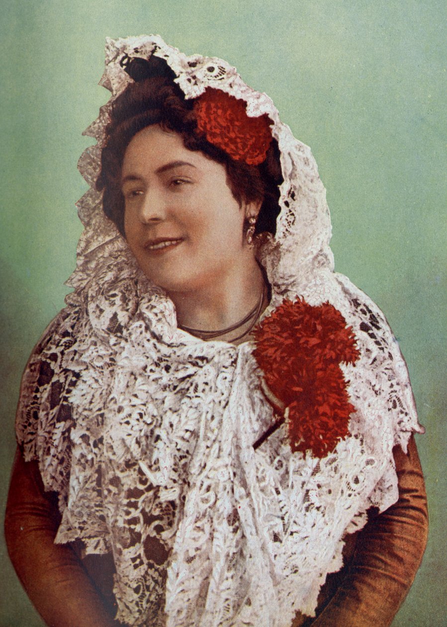 Spania. Skarlagensrøde blomster og hvit blondemantilla drapert over hår og skuldre viser til fordel den sørlige skjønnheten til den andalusiske. 1920 av Unknown