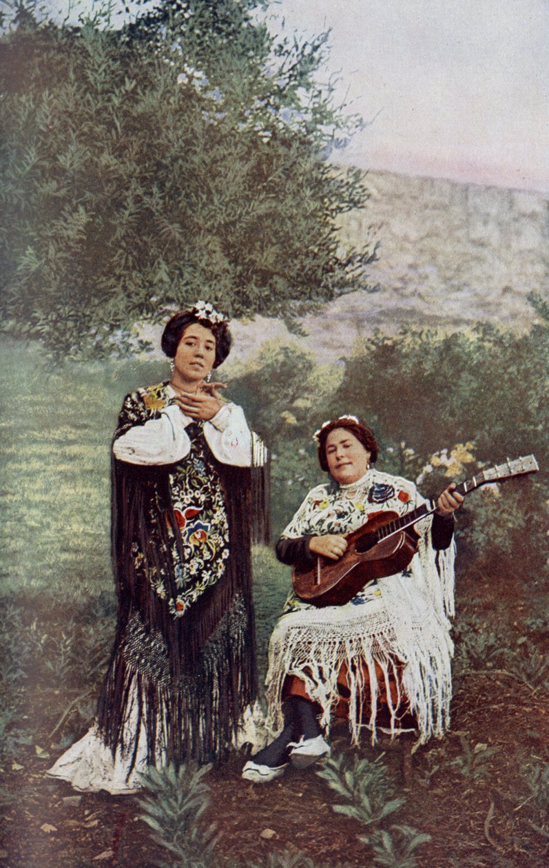 Spania. Mens kameraten hennes spiller gitar, klapper den unge jenta lett i hendene. De fleste spanske dansere favoriserer denne formen for akkompagnement. 1920 av Unknown