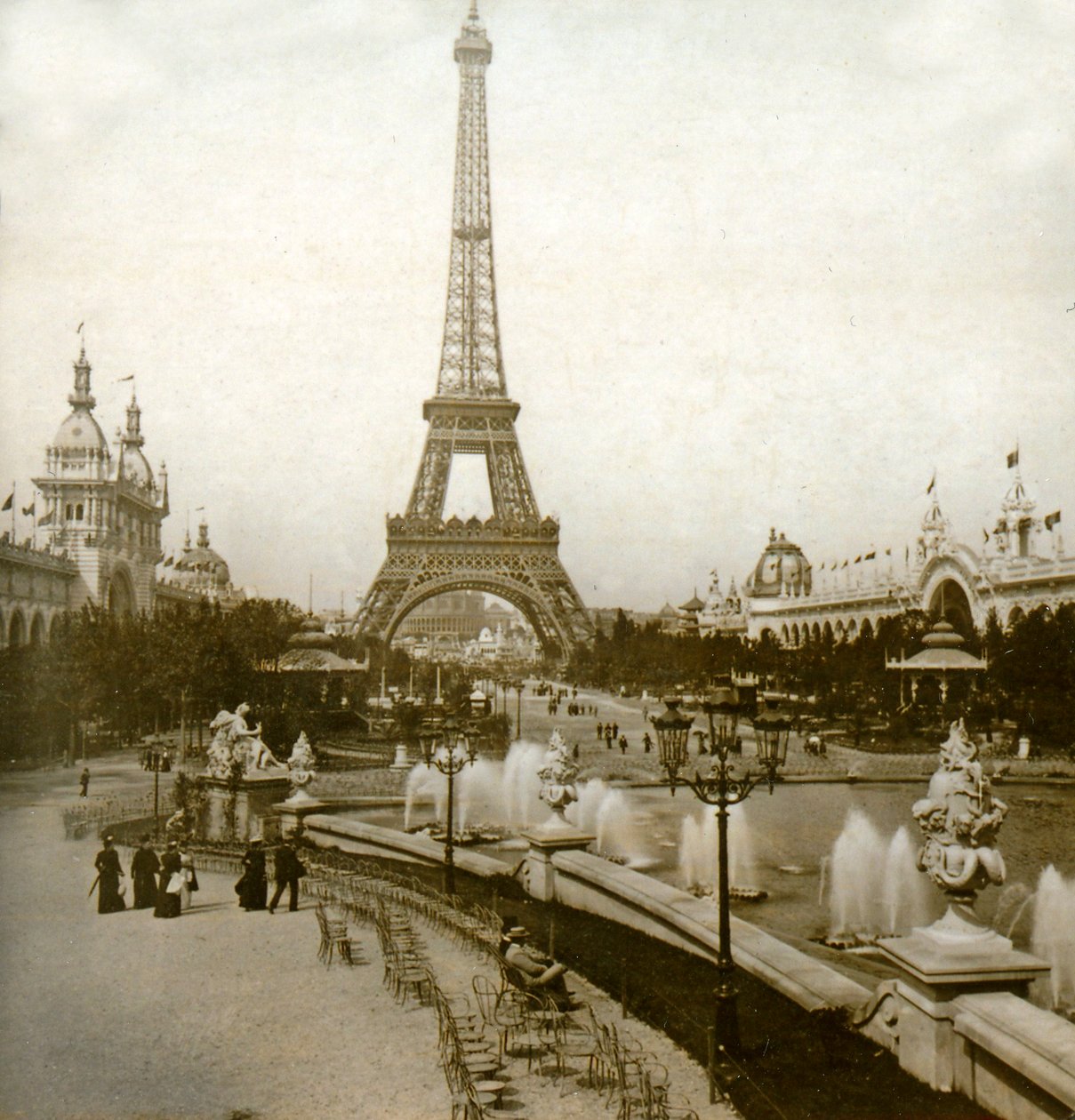 Utsikt over Eiffeltårnet og Champ de Mars fra Chateau dEau, Paris, Frankrike 1900 av Unknown