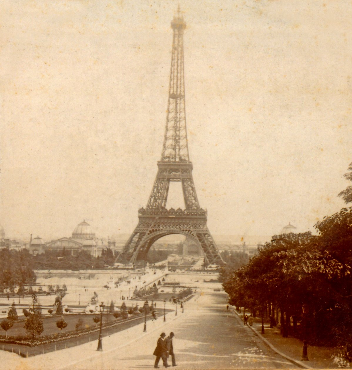 Utsikt over Eiffeltårnet og Galerie des Machines fra Jardins du Trocadérorn, Paris, Frankrike ca. 1889 av Unknown
