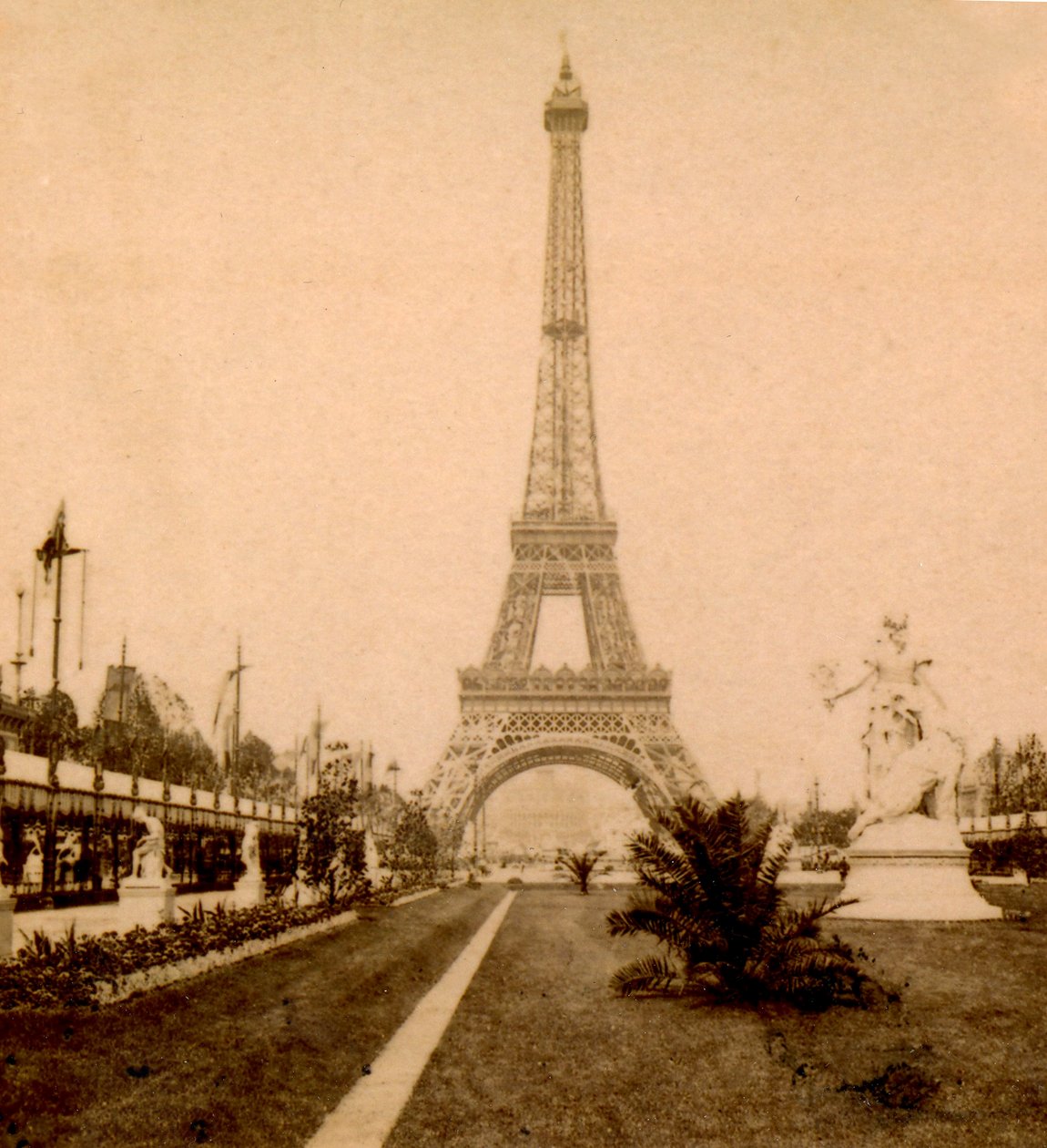 Utsikt over Eiffeltårnet og Palais du Trocadero fra Jardin du Champ de Mars, Paris, Frankrike. 1889 av Unknown