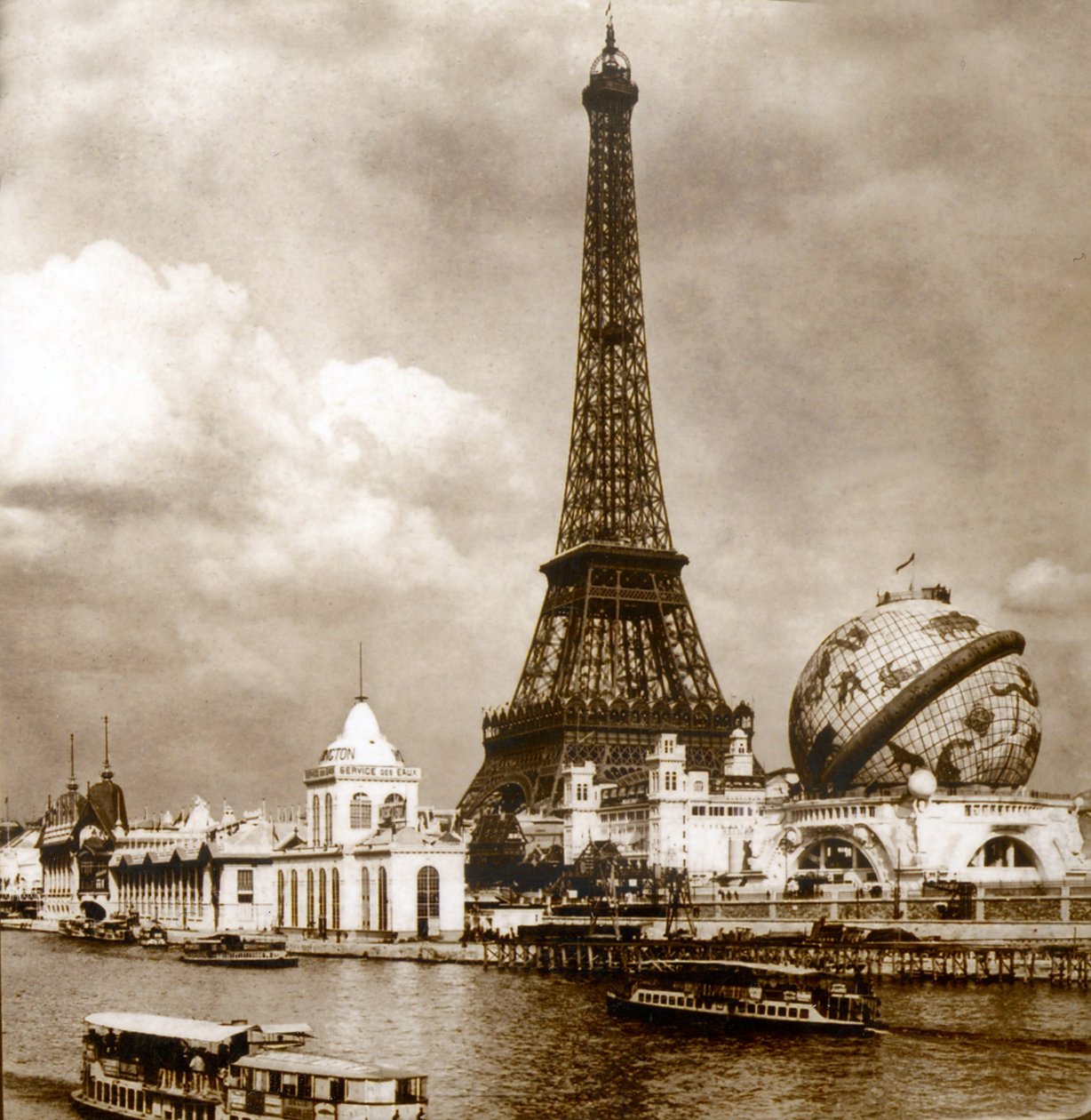 Utsikt over Exposition Universelle, Eiffeltårnet og Grand Globe Céleste fra Seinen, Paris, Frankrike 1900 av Unknown