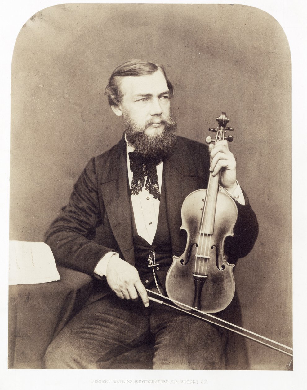 Fiolinist sittende sammen med Stradivarius. av Unknown