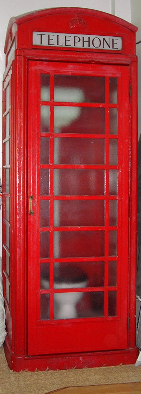 WC i telefonkiosk av Unknown