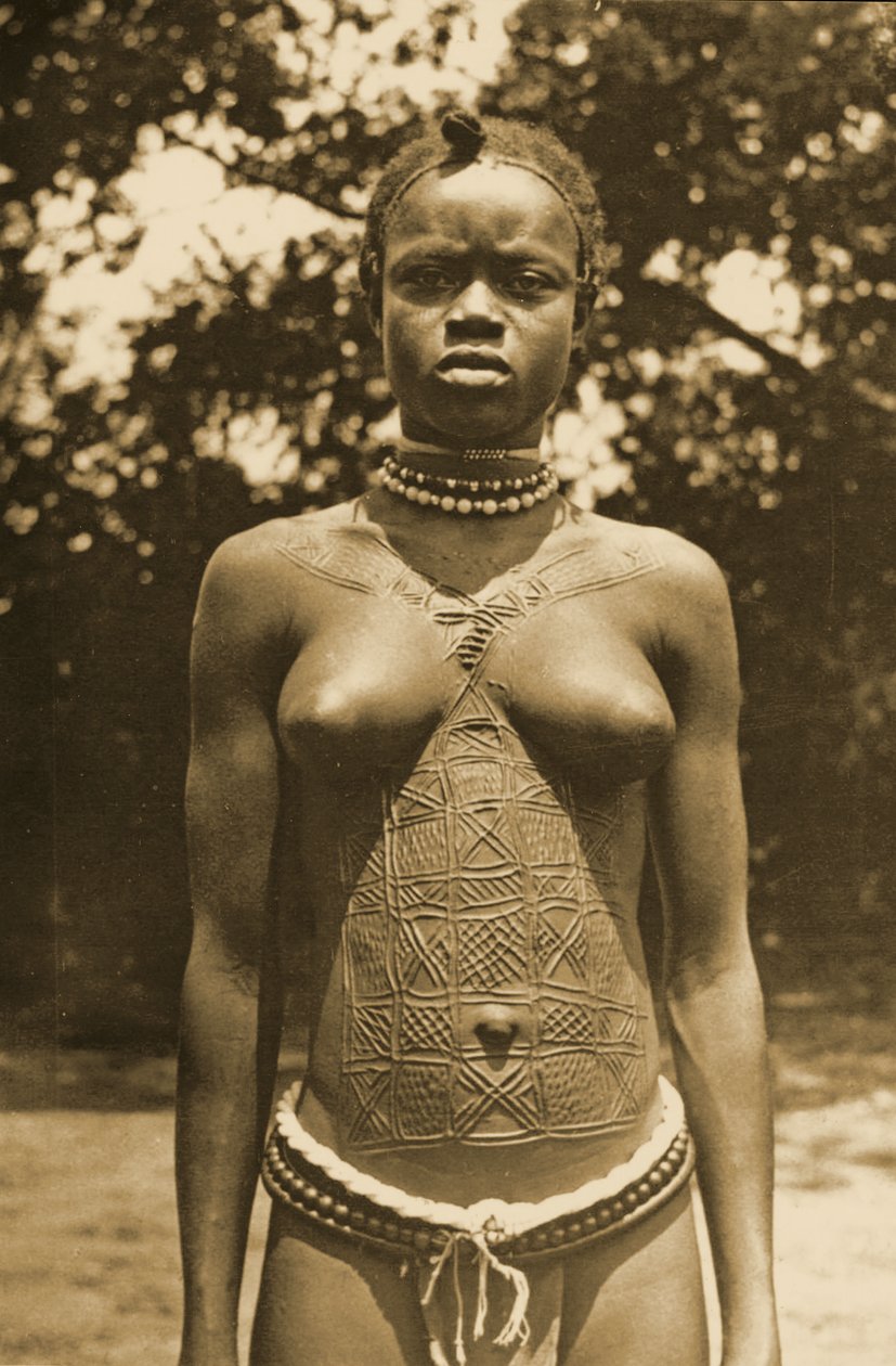 Kvinne fra Guinea med tradisjonell scarification, ca. 1905 av Unknown
