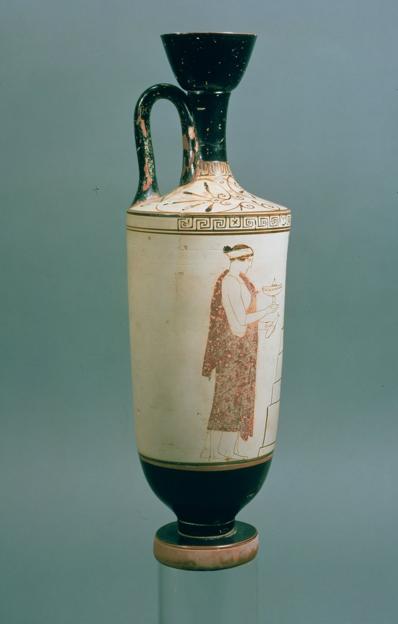 Attic hvitmalt lekythos dekorert med en kvinne som holder et kar for parfyme og en alabastron, fra Laurium, Attica, (keramikk) (for recto se 104792) av Achilles Painter