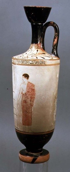 Attic hvitmalt lekythos dekorert med en ungdom kledd i en grå himation, fra Laurium, Attica, ca. 450-425 f.Kr. (keramikk) (for verso se 104791) av Achilles Painter