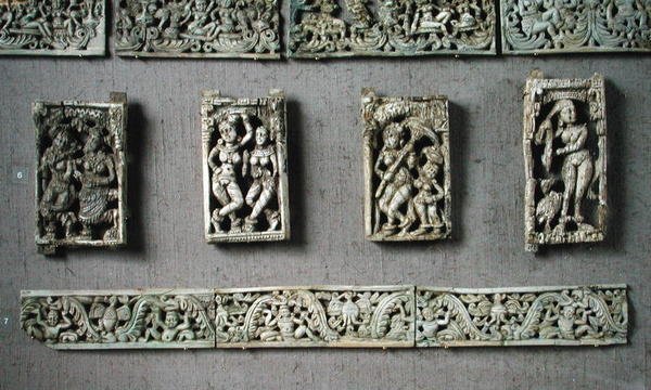 Fire plaketter som viser feminine figurer og to dekorative bånd, fra Begram av Afghan School