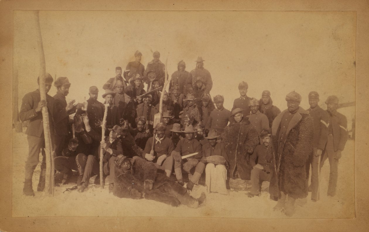Bøffelsoldater fra det 25. infanteriet, noen i bøffelkåper, Fort Keogh, Montana, 1890 (gelatinsølvtrykk) av American Photographer