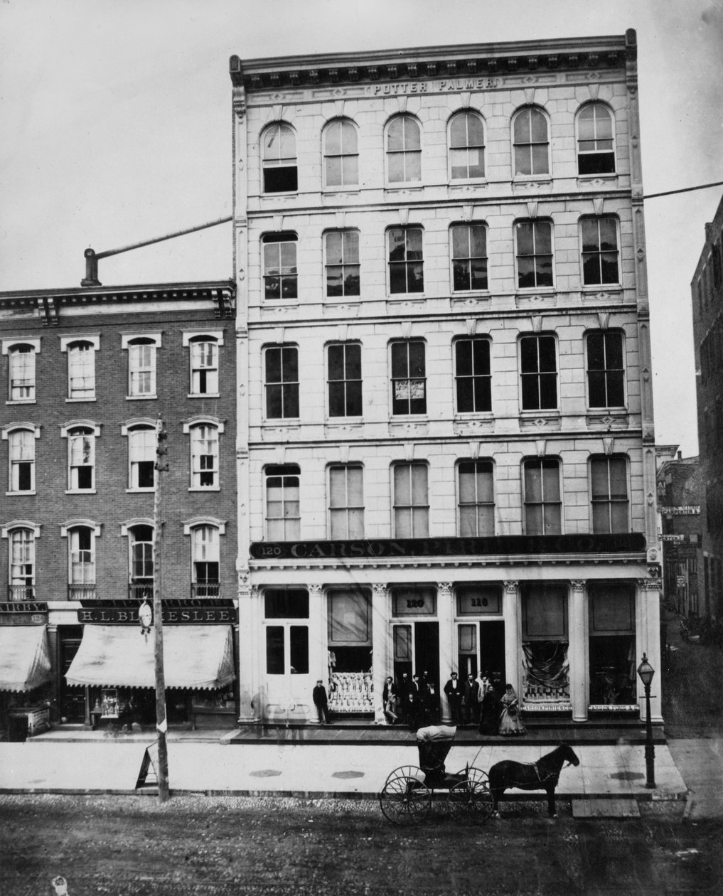 Carson Pirie Scott-bygningen på 120-118 State Street, Chicago, ca. 1869 av American Photographer