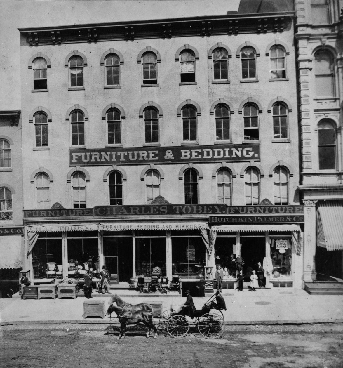 Charles Tobey møbler og sengetøy på 87-89-91 State Street, Chicago, ca. 1869 av American Photographer