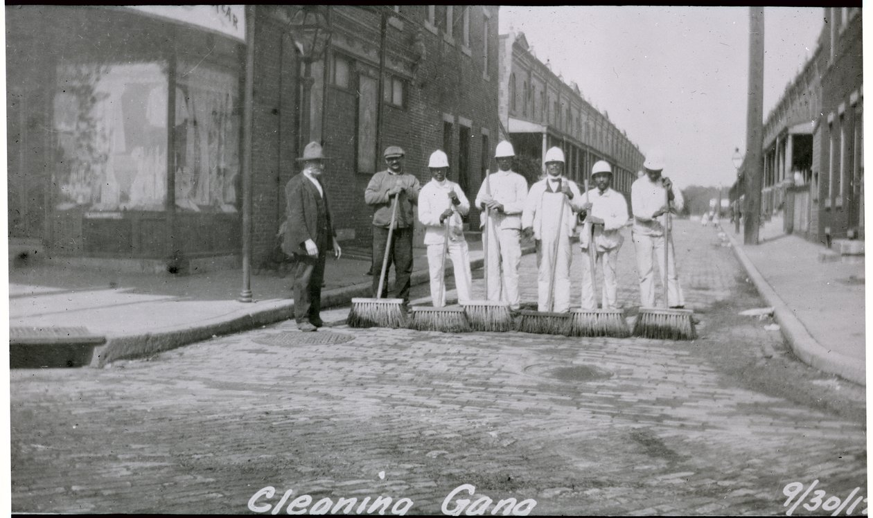 City Street Cleaning Gang, Philadelphia, ca. 1920 av American Photographer