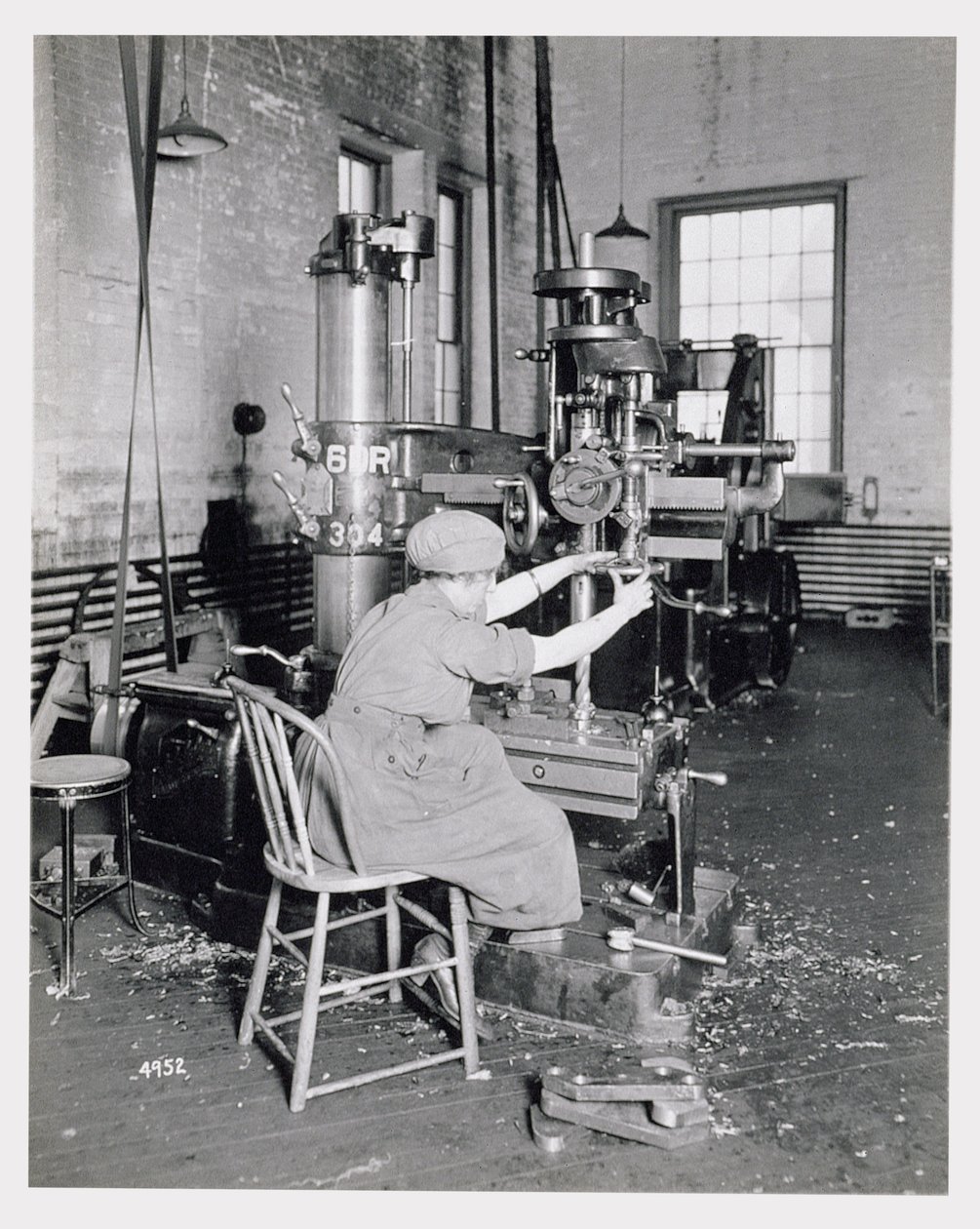 Kvinnelig arbeider på en fabrikk under første verdenskrig, ca. 1917 av American Photographer
