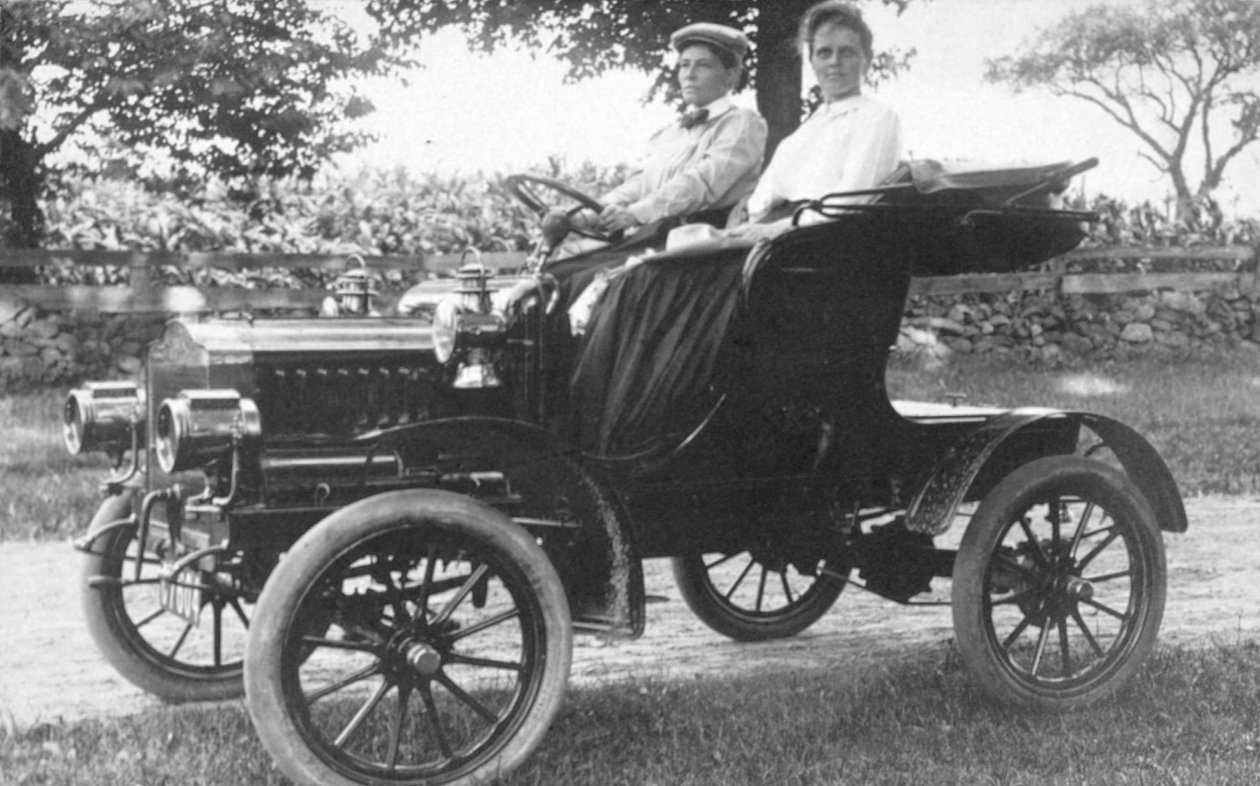 Frances Kellor og Mary Dreier satt i en tidlig bil, ca. 1910 av American Photographer