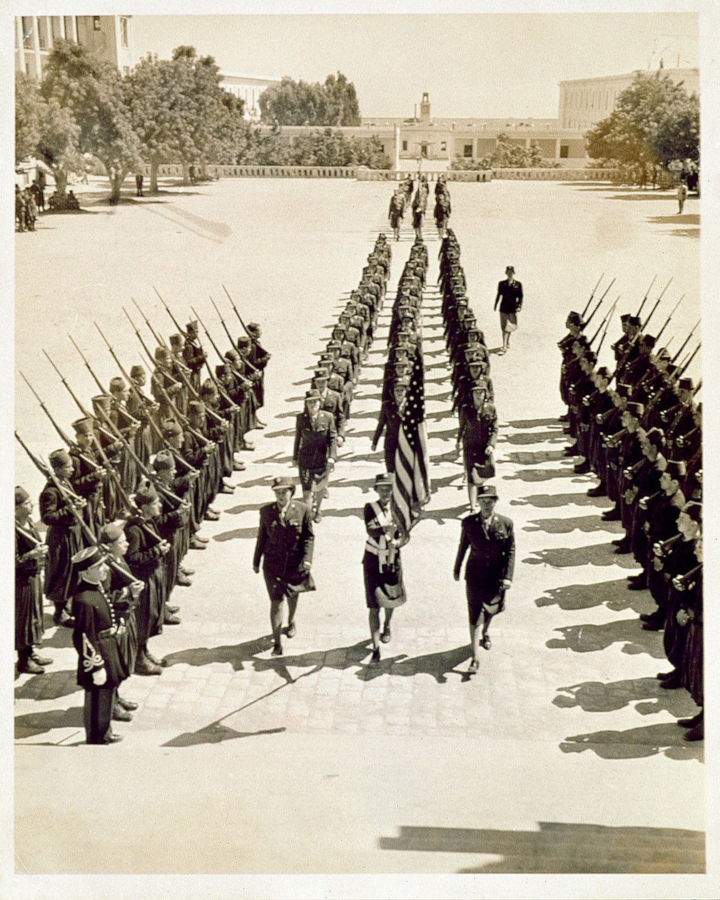 Medlemmer av Womens Army Corps ved en militær gjennomgang, 1943 av American Photographer