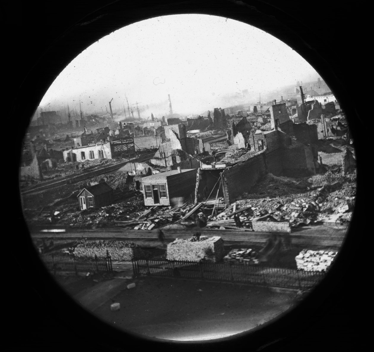Nordvestutsikt fra tinghuset etter Chicago-brannen i 1871 av American Photographer
