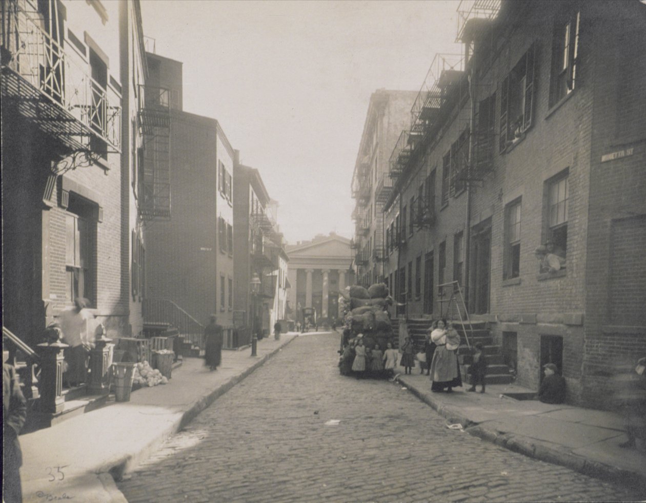 Gatebilde, Greenwich Village, New York, 1916-20 av American Photographer