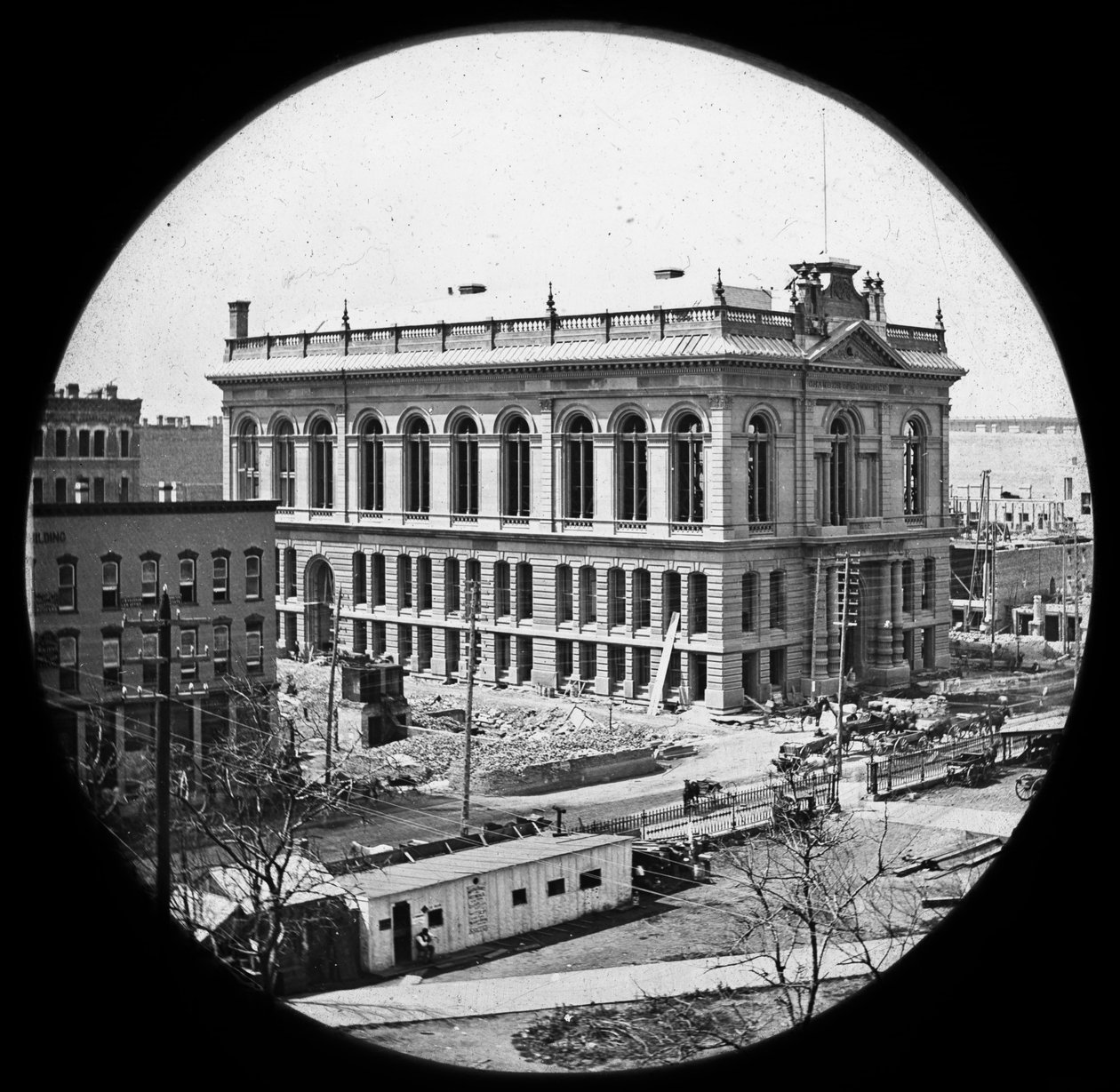 Handelskammeret gjenoppbygges etter den store brannen i Chicago, ca. 1872 (lyslykt i glass) av American Photographer