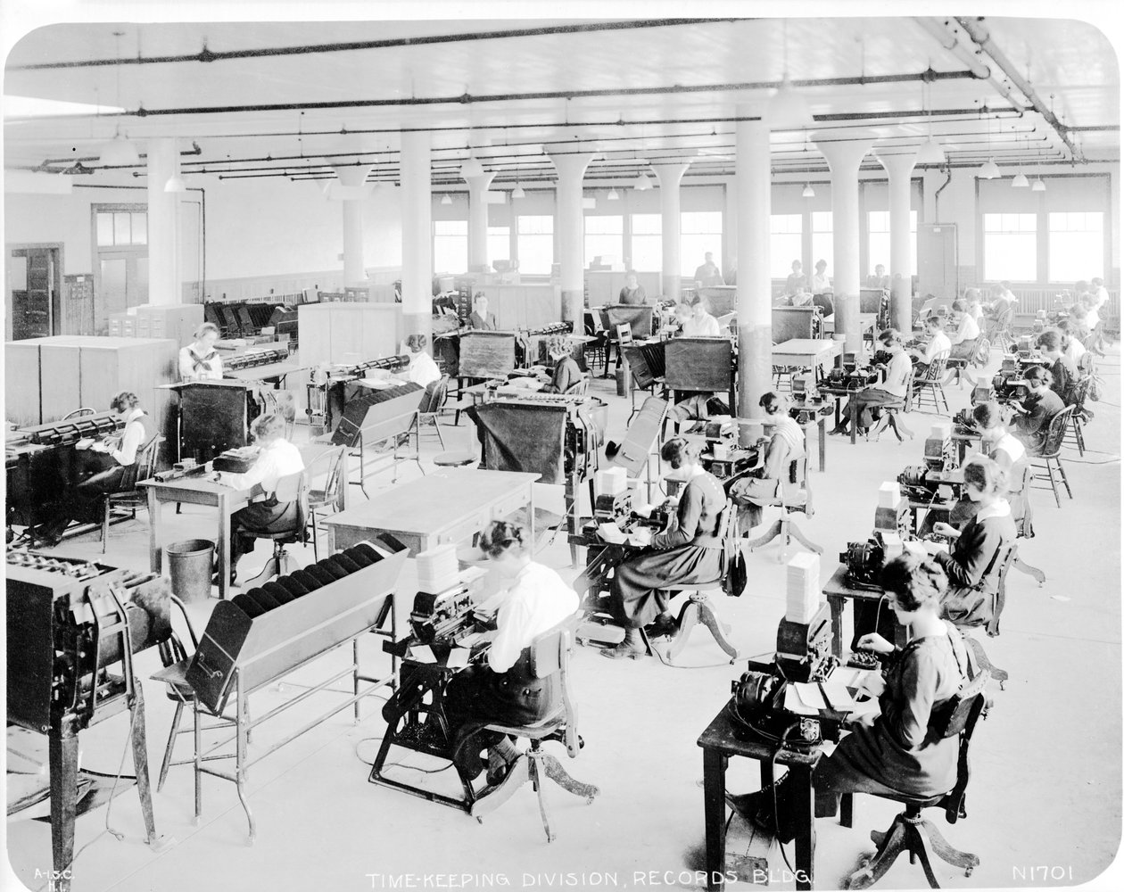 Tidtakingsavdelingen ved Hog Island Shipyards i Philadelphia, 1918 av American Photographer