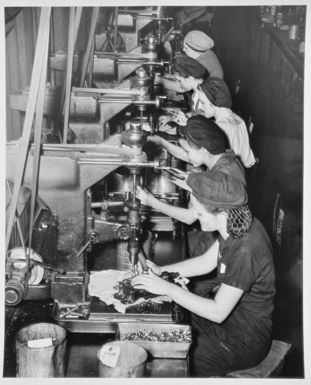 Kvinner som setter sammen flydeler inne i fabrikker, ca. 1943 av American Photographer