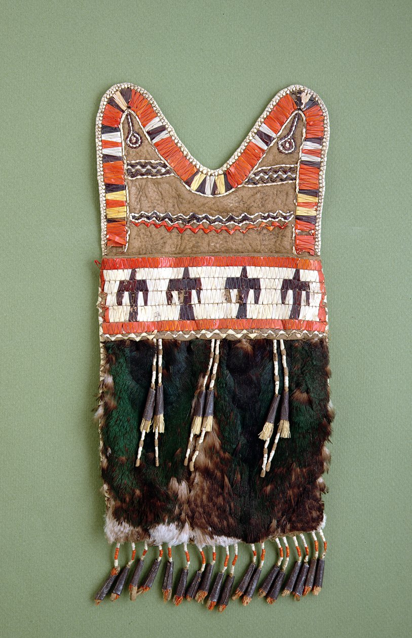 Bag, Sauk and Fox, indianer, ca. 1820 (bukkeskinn, stokkandhodebunn, piggsvinspinner, blikkkjegler, hjortehår) av American School