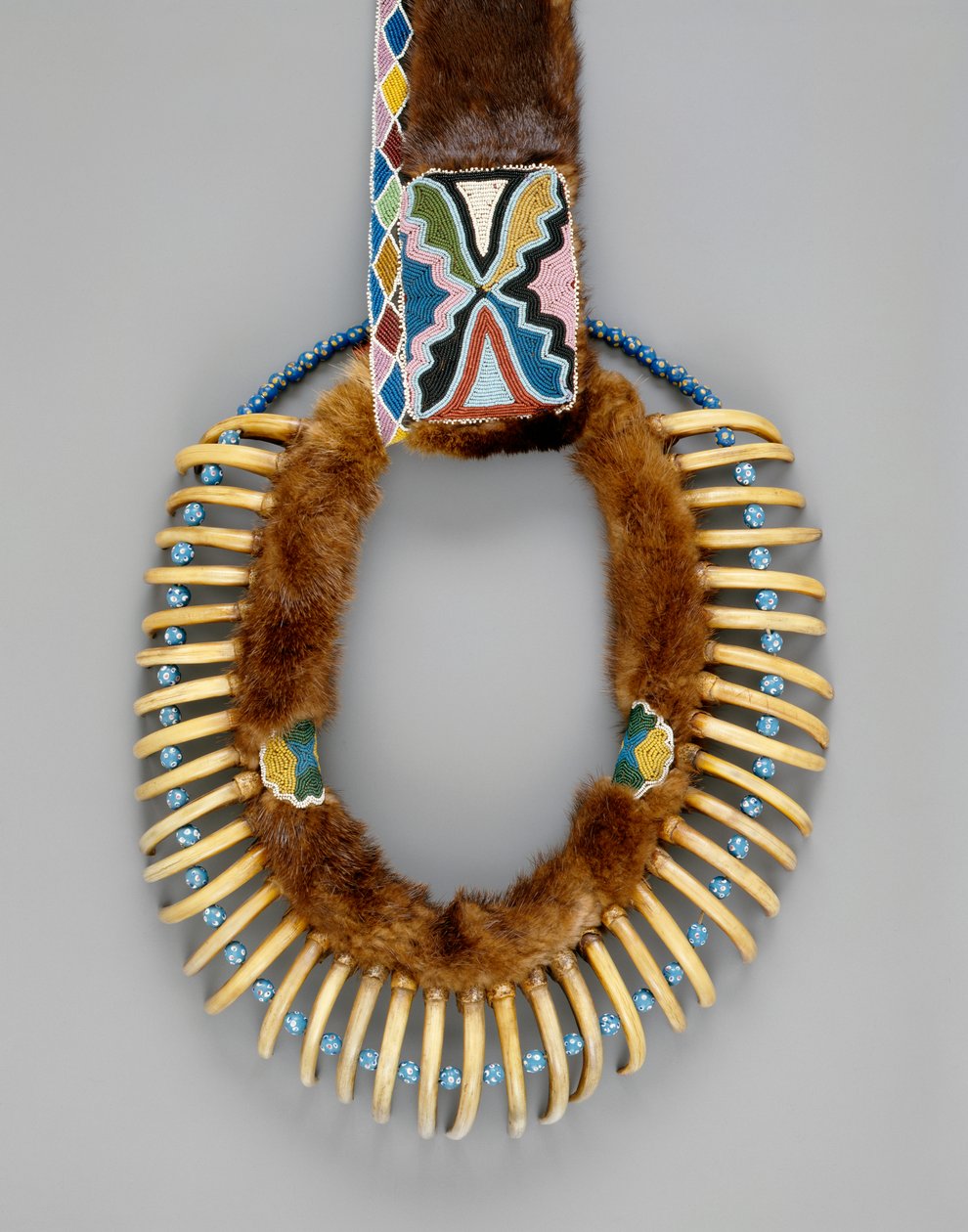 Halskjede med bjørneklo, Mesquakie, ca. 1835 av American School